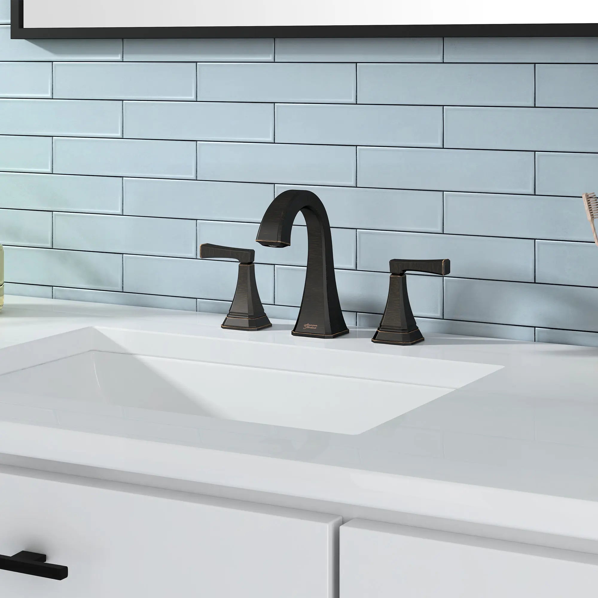 Robinet de salle de bain Westerly à grand écartement de 8 po, 1,2 gpm/4,5 L/min avec 2 poignées à levier // LEGACY BRONZE // 75074_B-7012801278_1_CDNwebp.webp