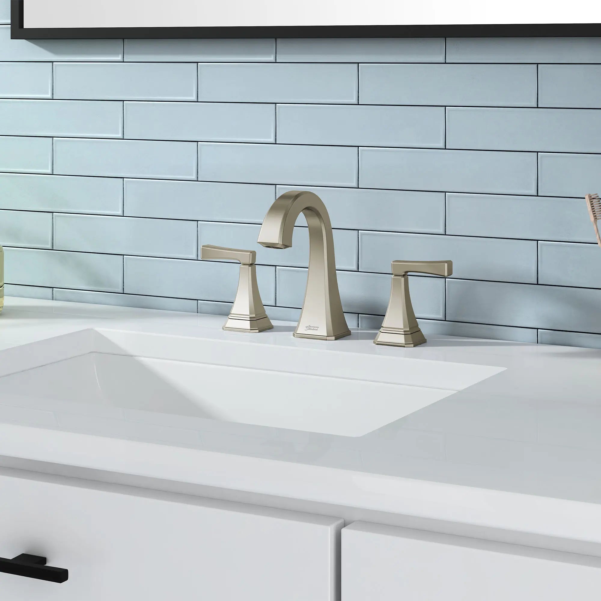 Robinet de salle de bain Westerly à grand écartement de 8 po, 1,2 gpm/4,5 L/min avec 2 poignées à levier // BRUSHED NICKEL // 75098_B-7012801295_1_CDNwebp.webp