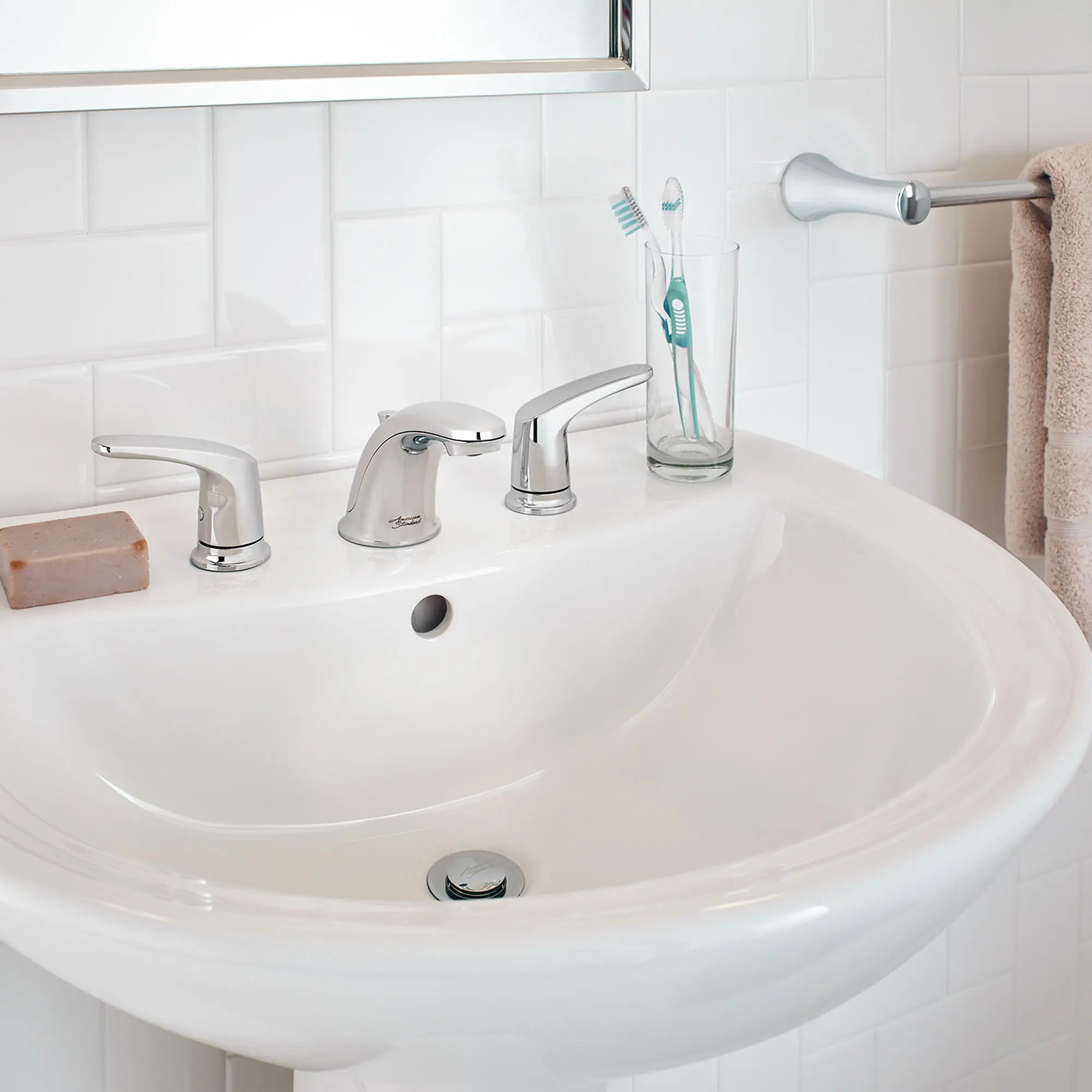 Colony® Pro - Robinet de salle de bain à 2 poignées espacées de 8 po 1,2 gpm/4,5 L/min avec poignées à levier // CHROME POLI // 76401_B-7075800002_CDNwebp.webp