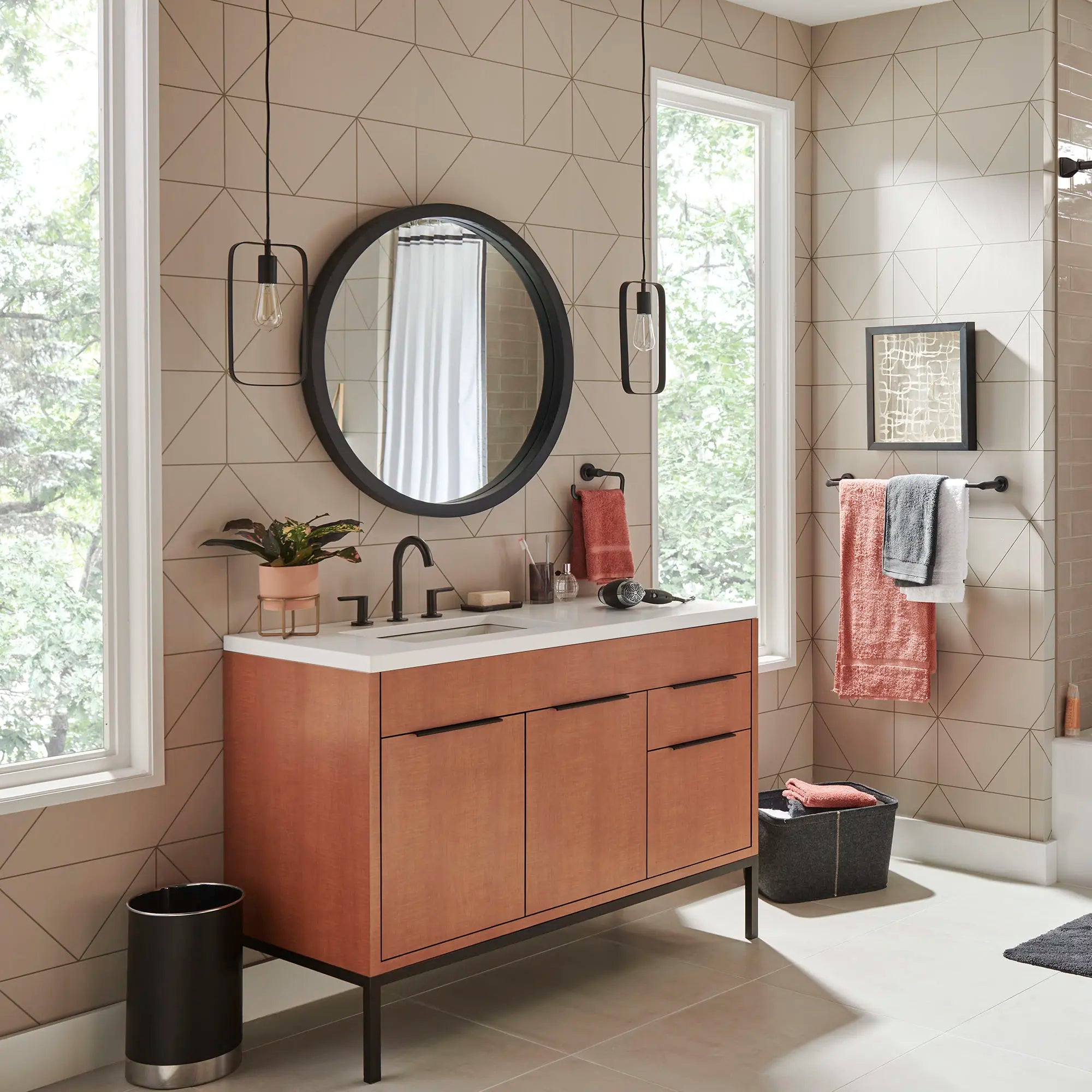 Studio® S - Robinet de salle de bain à 2 poignées espacées de 8 po 4,5 L/min/1,2 gpm avec poignées à levier // NOIR MAT // 76612_B-7105801243_1_CDNwebp.webp