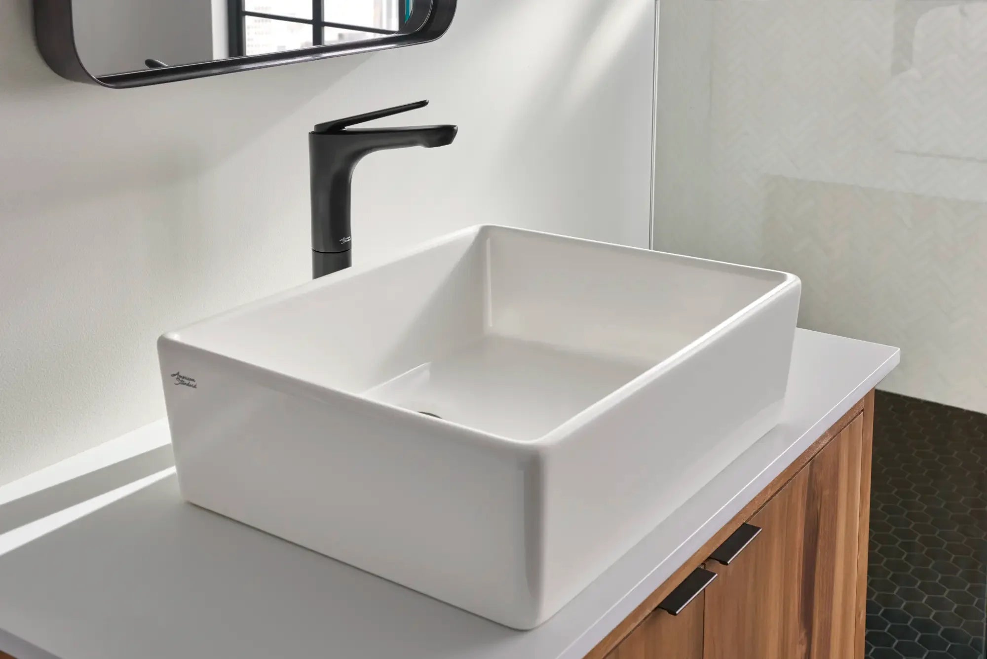 Studio® S - Robinet de lavabo vasque monotrou à poignée unique 1,2 gpm/4,5 L/min avec poignée à levier // MATTE BLACK // 76642_B-7105152243_CDNwebp.webp