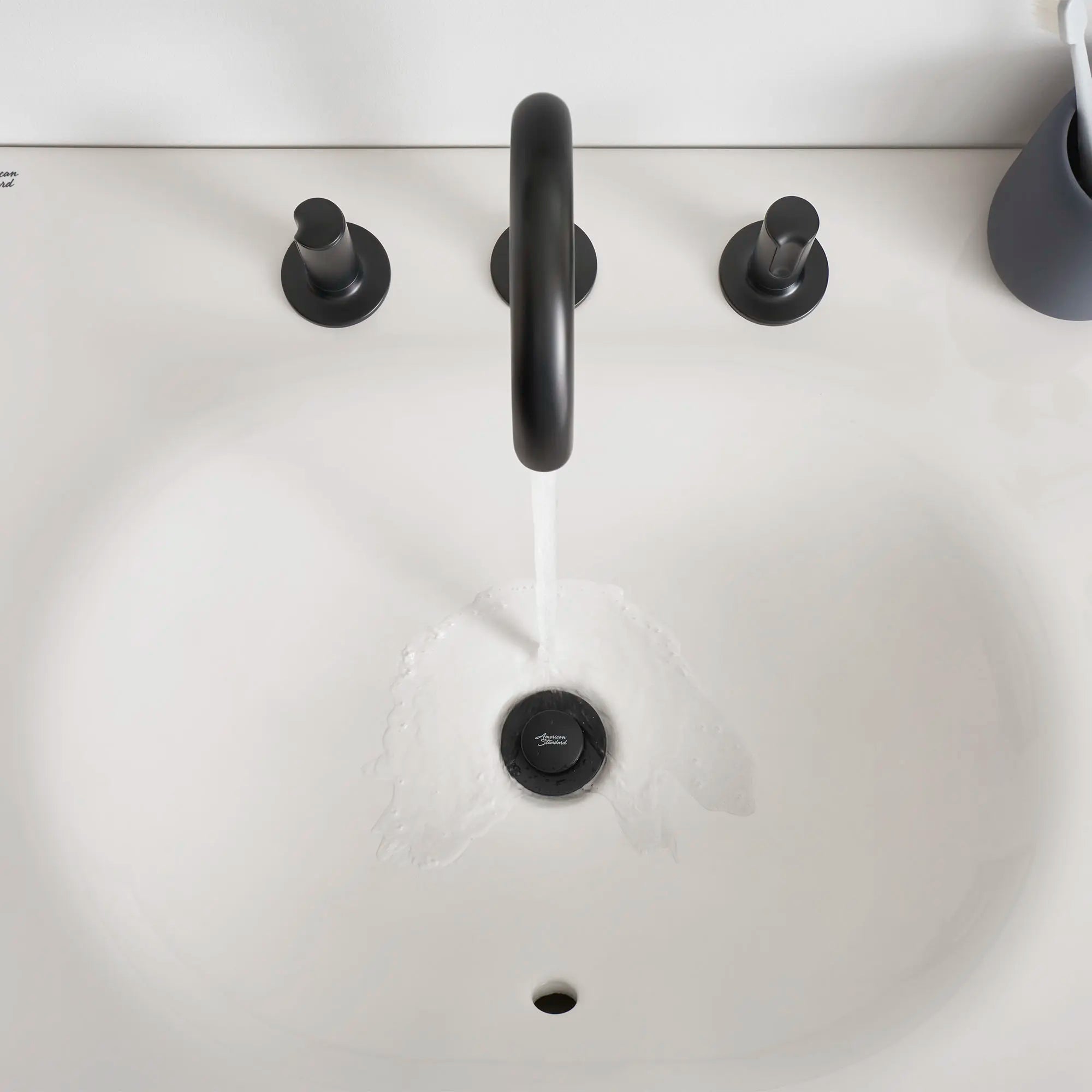 Dessus de meuble-lavabo Studio® S 24 po - trous de robinet à entraxe de 203 mm (8 po) // 24 IN / WIDESPREAD / BLANC // 76693_B-7105821243_1297008020_1_CDNwebp.webp