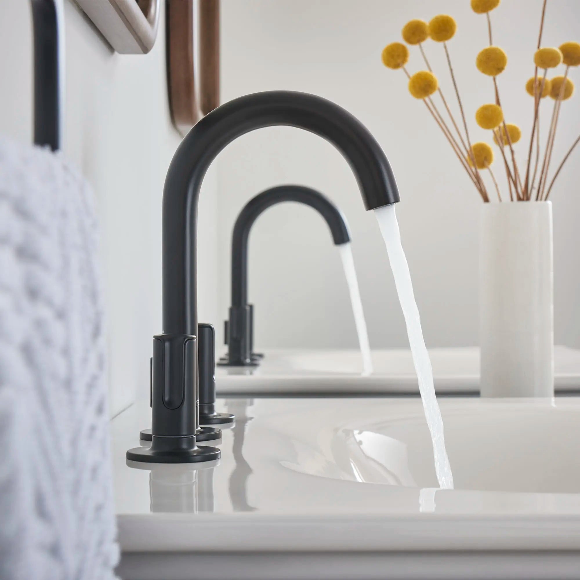 Dessus de meuble-lavabo Studio® S 24 po - trous de robinet à entraxe de 203 mm (8 po) // 24 IN / WIDESPREAD / BLANC // 76710_B-7105821243_1297008020_2_CDNwebp.webp