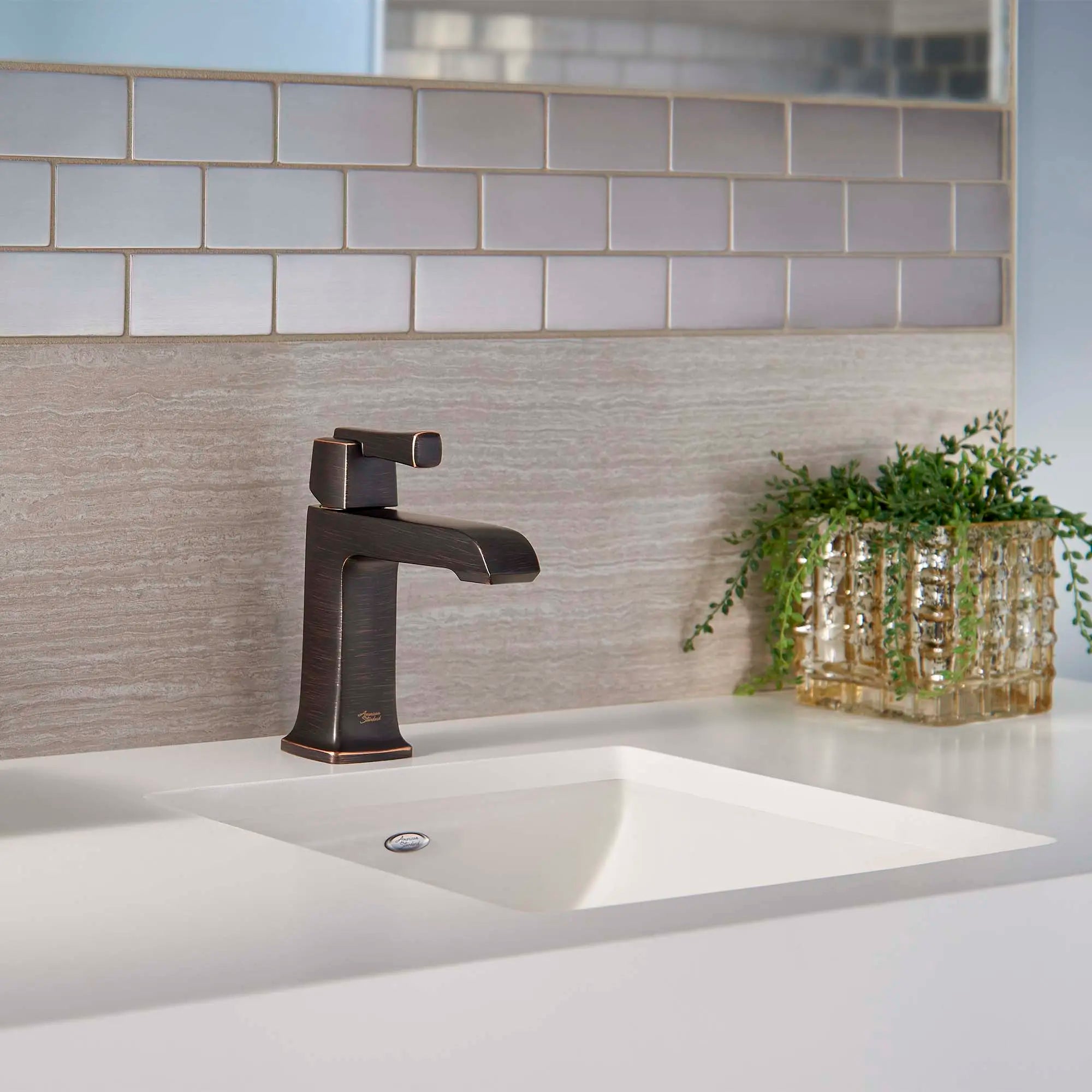 Townsend® - Robinet de salle de bain monotrou à poignée unique 1,2 gpm/4,5 L/min avec poignée à levier // BRONZE LEGACY // 77761_B-7353101278_CDNwebp.webp