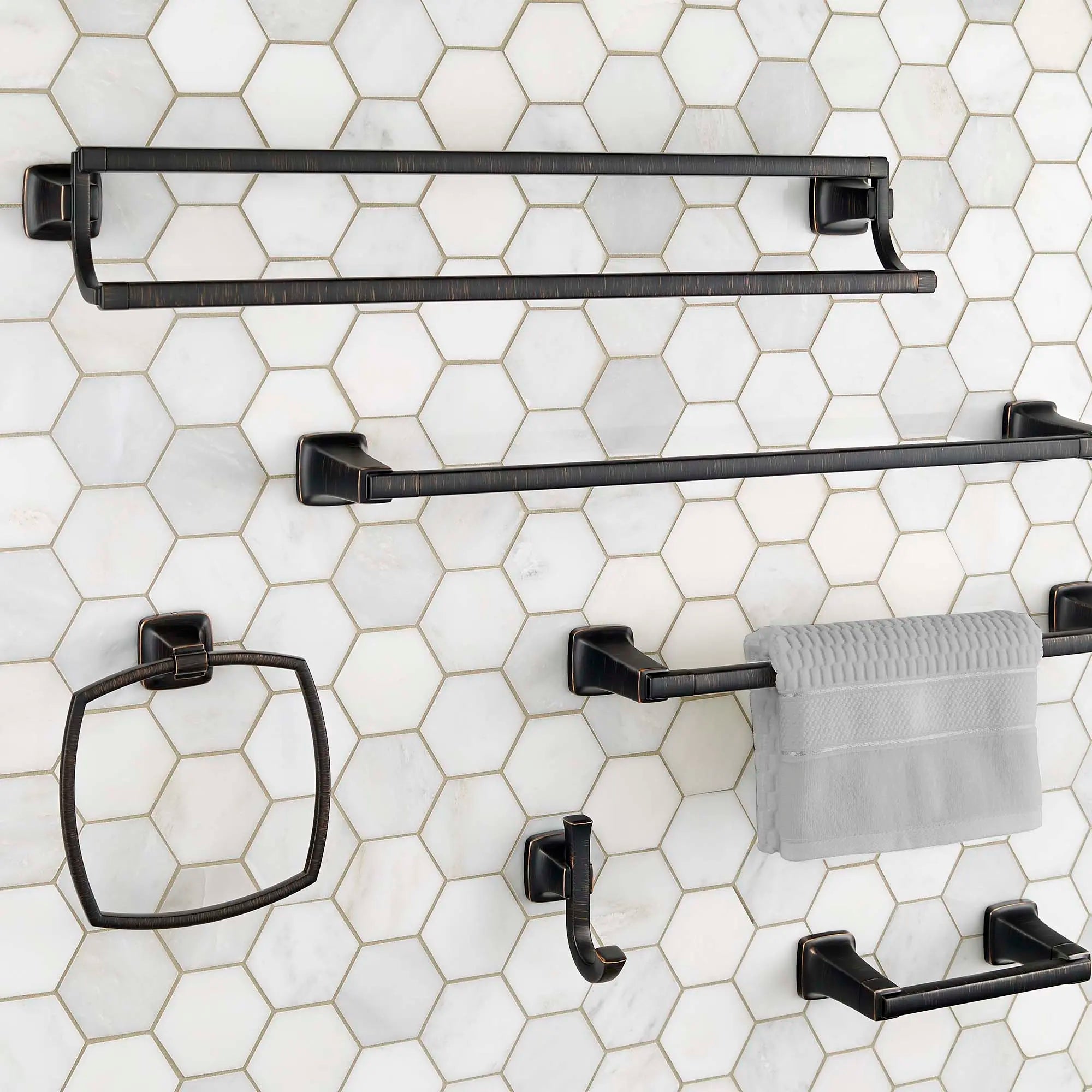 Townsend® - Porte-serviettes double de 24 po // BRONZE LEGACY // 77808_B-7353224.278_CDNwebp.webp