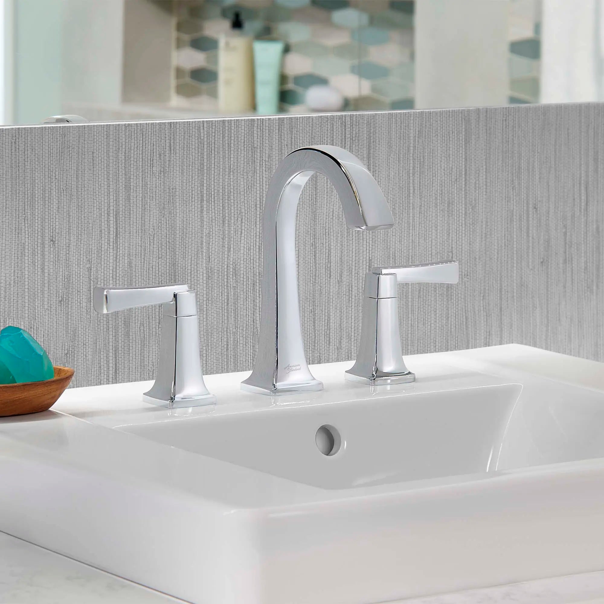 Townsend® - Robinet de salle de bain à 2 poignées espacées de 8 po 1,2 gpm/4,5 L/min avec poignées à levier // CHROME POLI // 77843_B-7353801.002_CDNwebp.webp