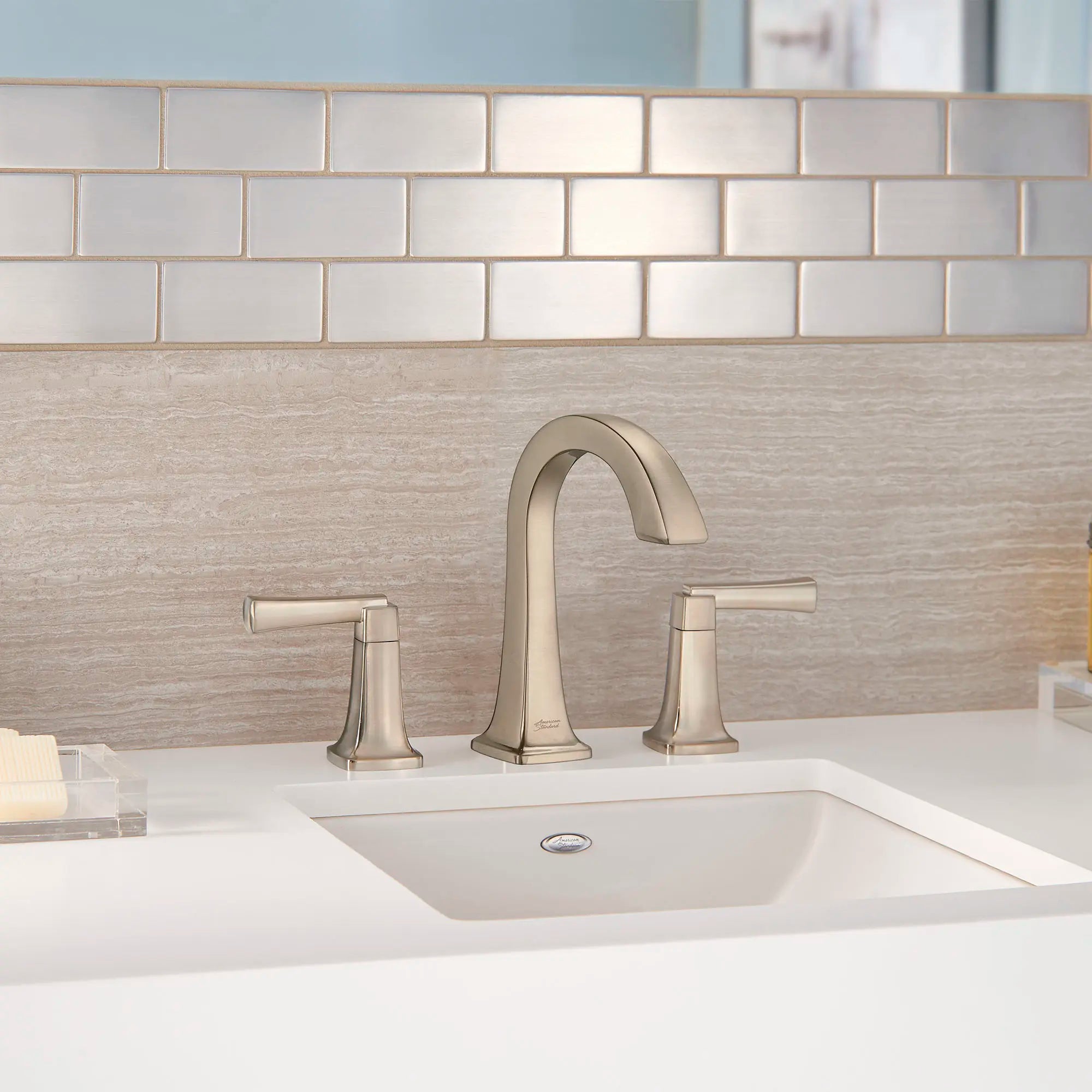 Townsend® - Robinet de salle de bain à 2 poignées espacées de 8 po 1,2 gpm/4,5 L/min avec poignées à levier // NICKEL POLI // 77865_B-7353801.295_CDNwebp.webp