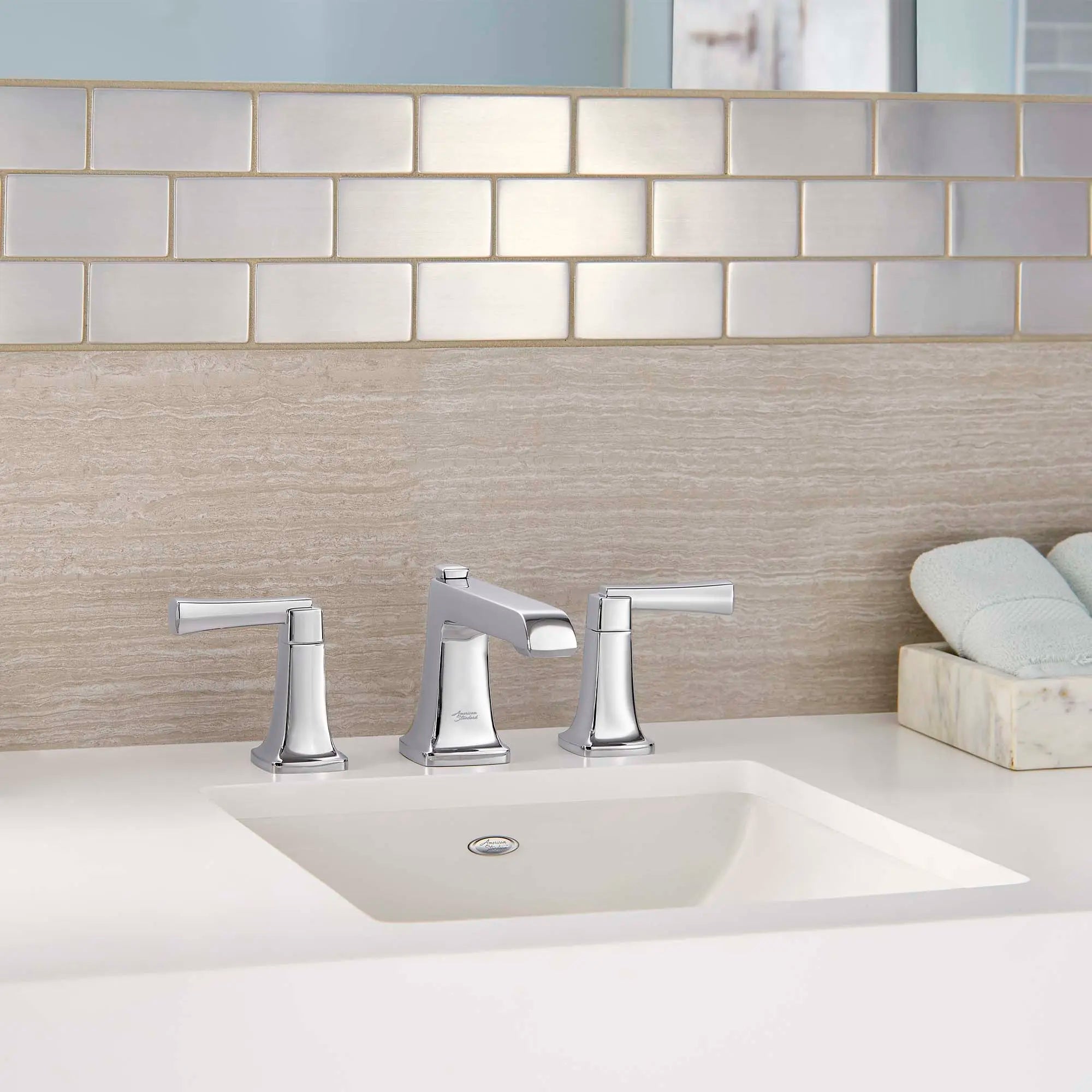 Townsend® - Robinet de salle de bain à 2 poignées espacées de 8 po 1,2 gpm/4,5 L/min avec poignées à levier // CHROME POLI // 77889_B-7353841.002_CDNwebp.webp