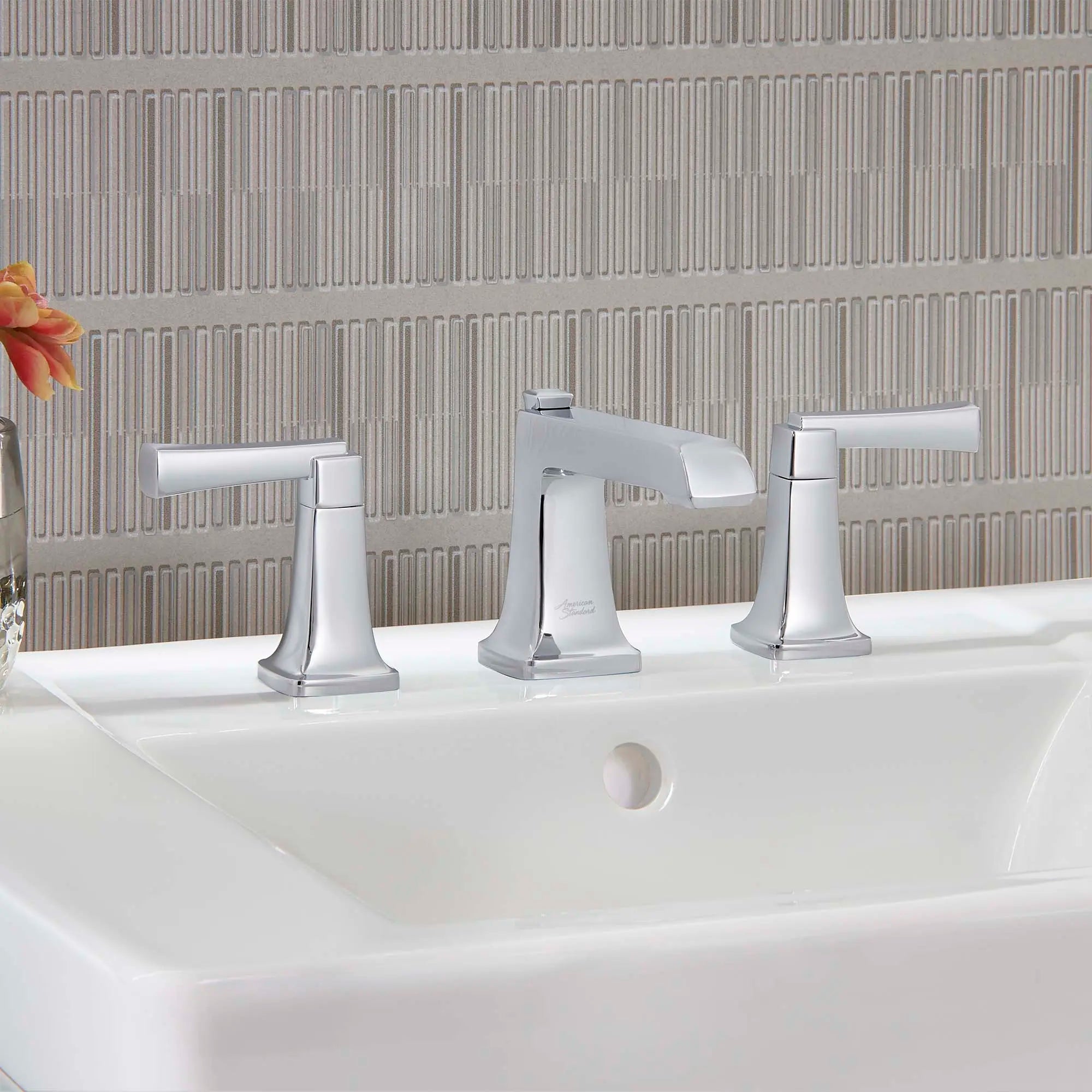 Townsend® - Robinet de salle de bain à 2 poignées espacées de 8 po 1,2 gpm/4,5 L/min avec poignées à levier // CHROME POLI // 77893_B-7353841.002_1_CDNwebp.webp