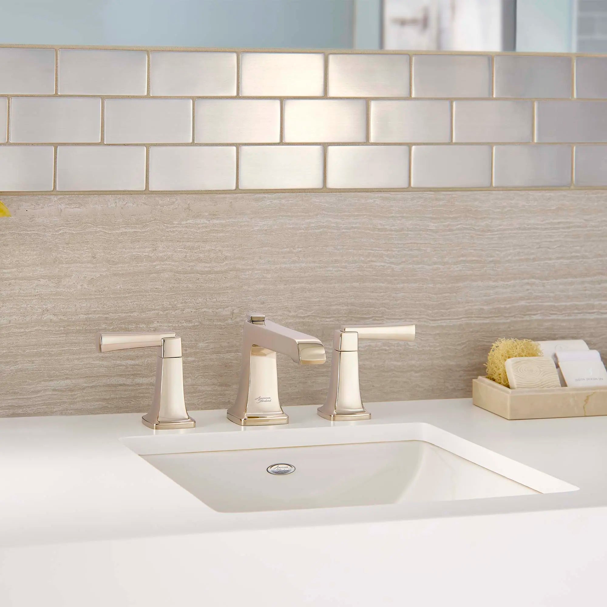 Townsend® - Robinet de salle de bain à 2 poignées espacées de 8 po 1,2 gpm/4,5 L/min avec poignées à levier // NICKEL POLI // 77910_B-7353841.013_CDNwebp.webp