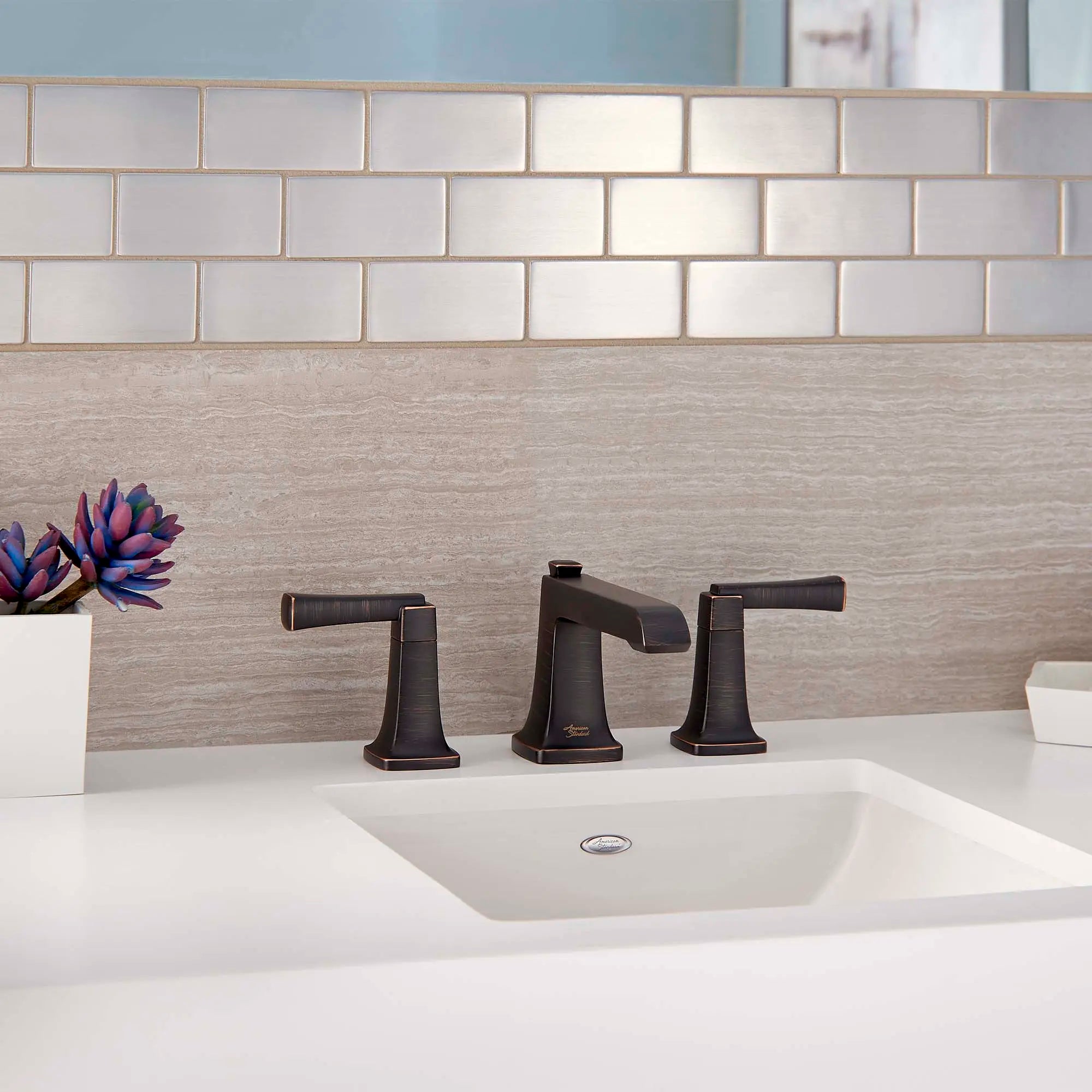 Townsend® - Robinet de salle de bain à 2 poignées espacées de 8 po 1,2 gpm/4,5 L/min avec poignées à levier // BRONZE LEGACY // 77926_B-7353841.278_CDNwebp.webp