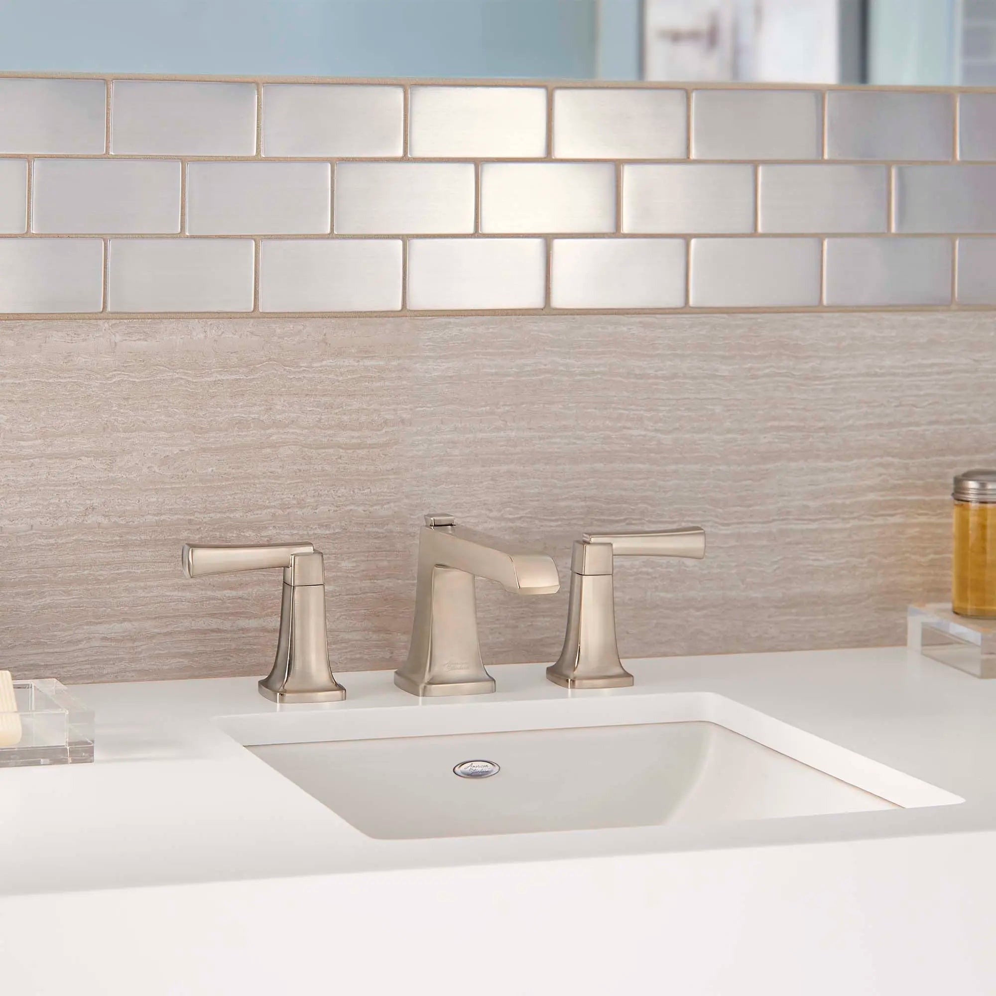 Townsend® - Robinet de salle de bain à 2 poignées espacées de 8 po 1,2 gpm/4,5 L/min avec poignées à levier // NICKEL BROSSÉ // 77933_B-7353841.295_CDNwebp.webp