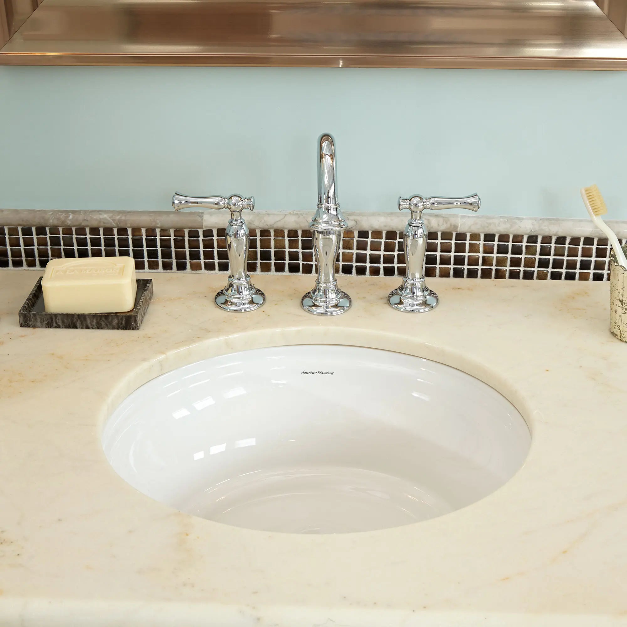 Quentin - Robinet de salle de bain à 2 poignées espacées de 8 po 1,2 gpm/4,5 L/min avec poignées à levier // CHROME POLI // 79583_B-7440801002_02_CDNwebp.webp