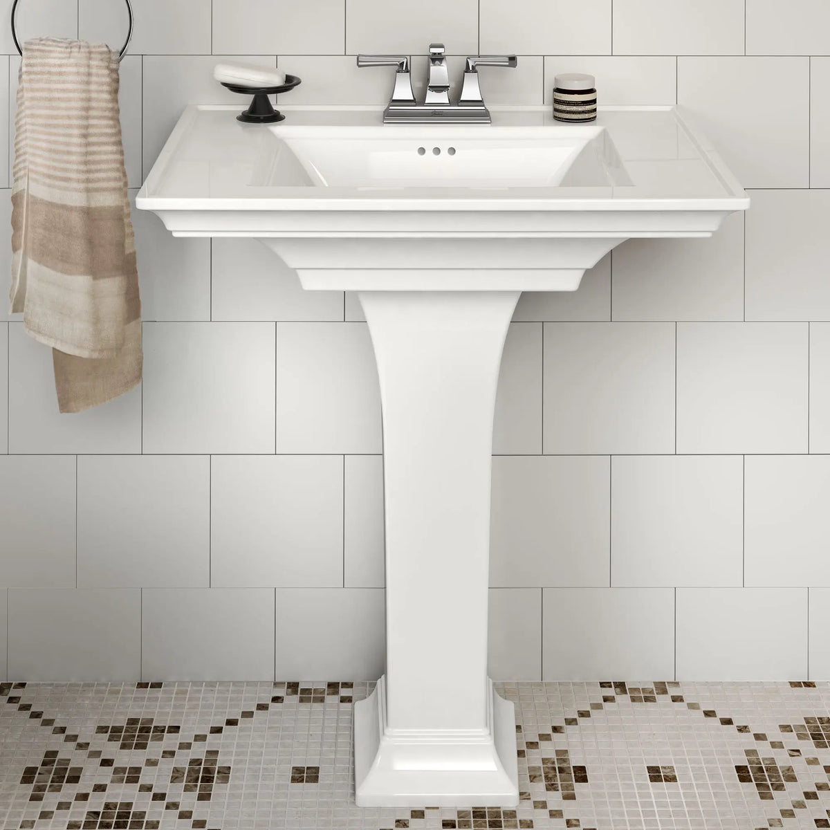 Town Square® S - Robinet combiné à 2 poignées 4 pouces 1,2 gpm/4,5 L/min avec poignées à levier // CHROME POLI // 79664_B-7455207002_0297400020_CDNwebp.webp