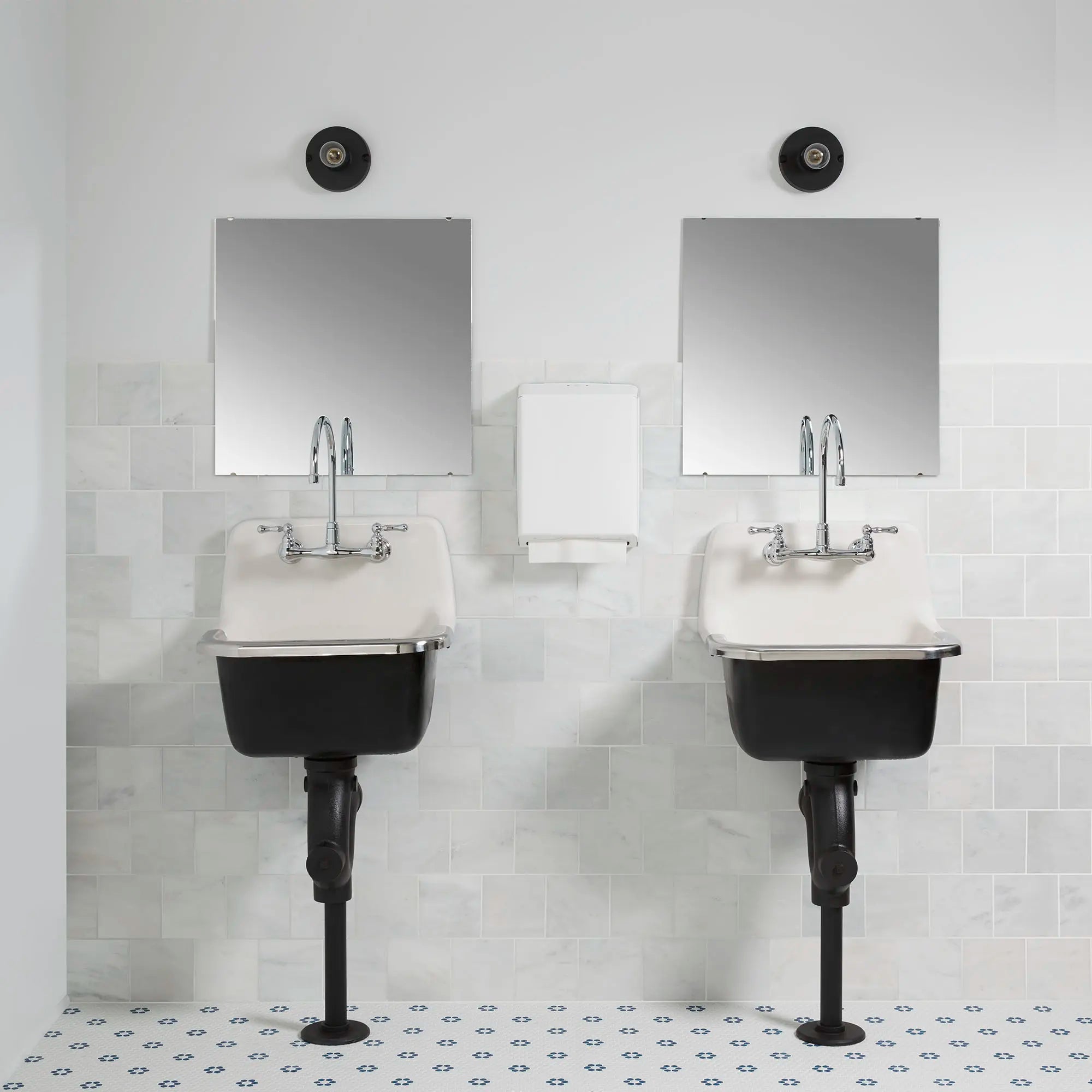 Heritage® Robinet mural d’évier. Bec pivotant à col de cygne en laiton. Poignées à levier métalliques  // CHROME POLI // 80181_B-7692000020_7293152002_CDNwebp.webp