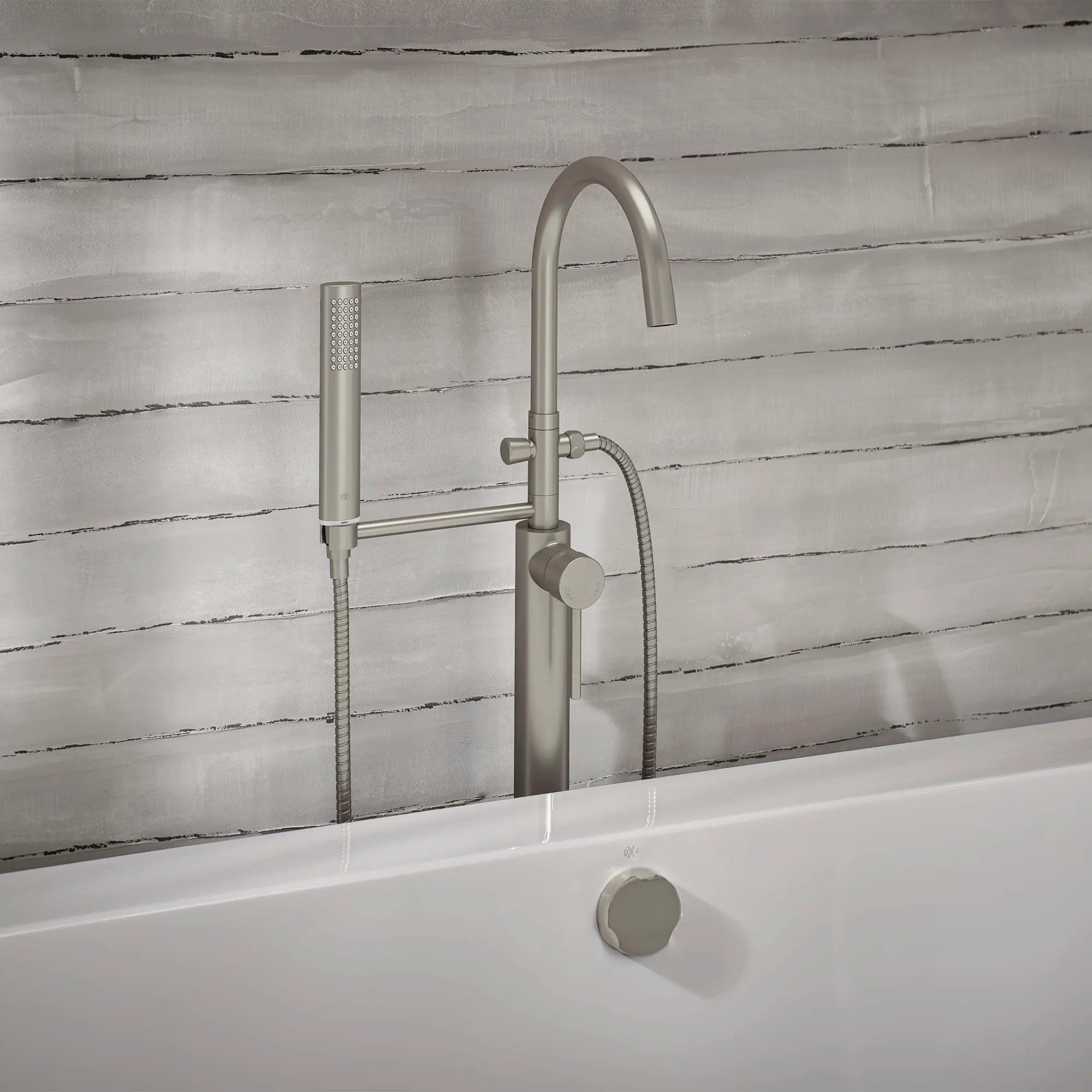 Robinet de baignoire autoportant rond contemporain pour robinetterie brute Flash® avec poignée à levier // NICKEL BROSSÉ // 86728_B-T064951.295_CDNwebp.webp