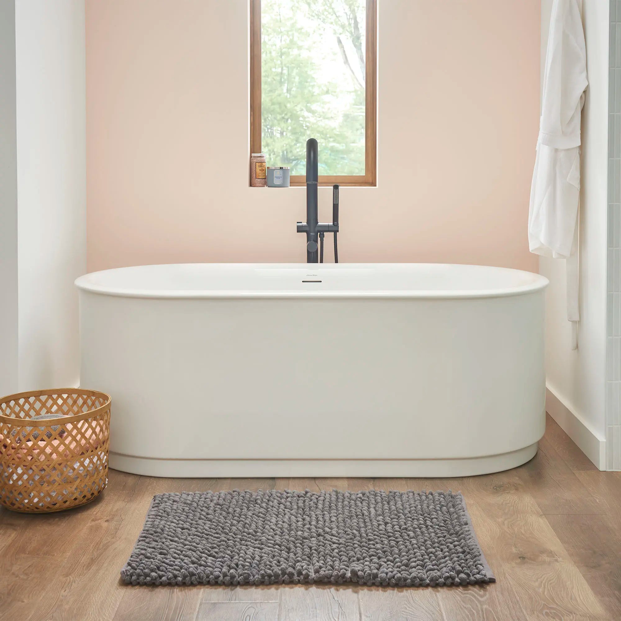 Robinet de baignoire autoportant rond contemporain pour robinetterie brute Flash® avec poignée à levier // NOIR MAT // 86743_B-T064951243_2549004020_CDNwebp.webp