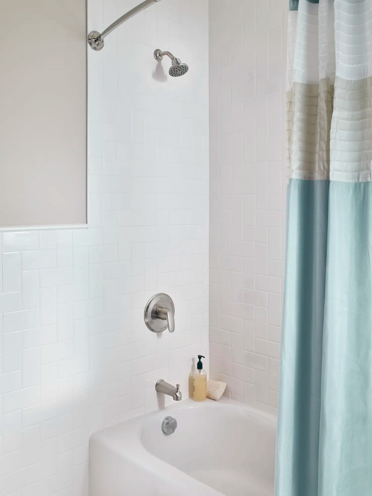 Pomme de douche Colony® Pro, économie d'eau: 1,75 gpm  // NICKEL BROSSÉ // 87929_B-TU075508295_1660512002_CDNwebp.webp