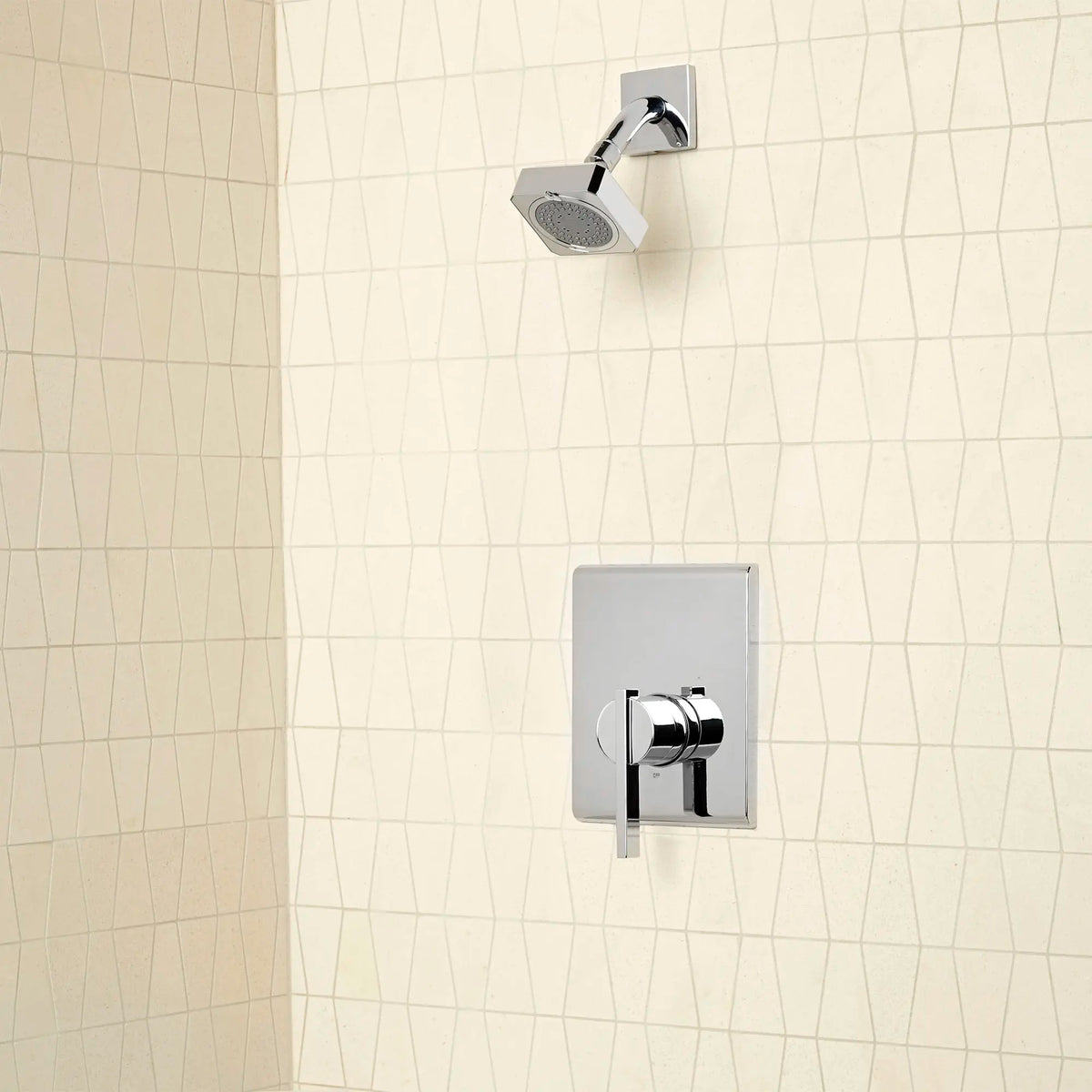 Time Square 1.75 gpm/6.6 L/min Garniture de douche avec Pomme de douche à économie d'eau,   cartouche à double équilibre de pression en céramique avec poignée à levier // CHROME POLI // 88081_B-TU184507002_CDNwebp.webp