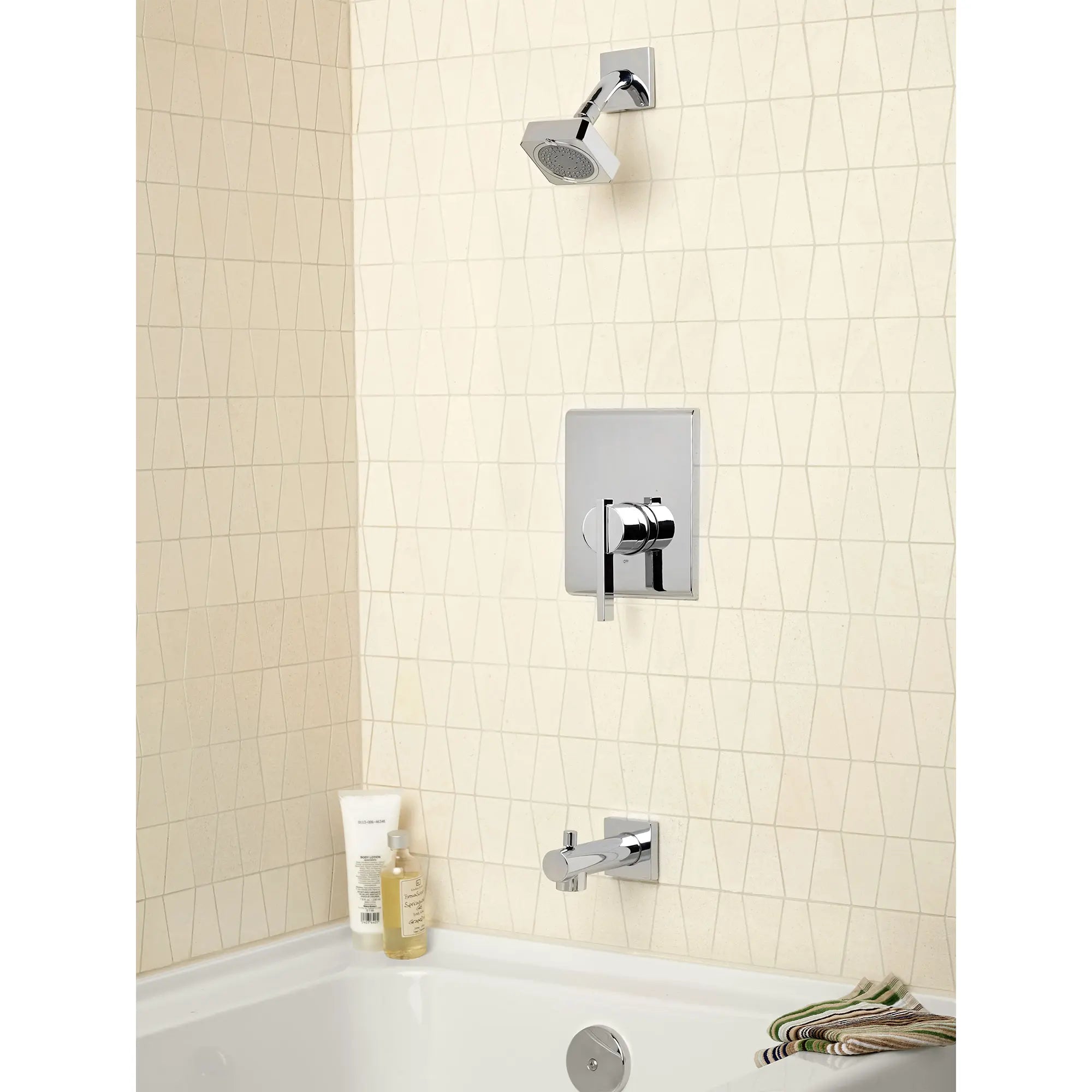 Time Square 1.75 gpm/6.6 L/min baignoire and Garniture de douche avec Pomme de douche à économie d'eau,   cartouche à double équilibre de pression en céramique avec poignée à levier // CHROME POLI // 88091_B-TU184508002_CDNwebp.webp